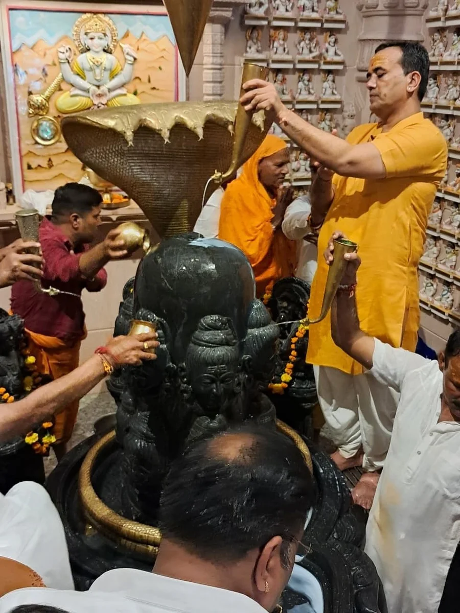 rudra-abhishek-marks-independence-day-at-om-ashram bodyImage