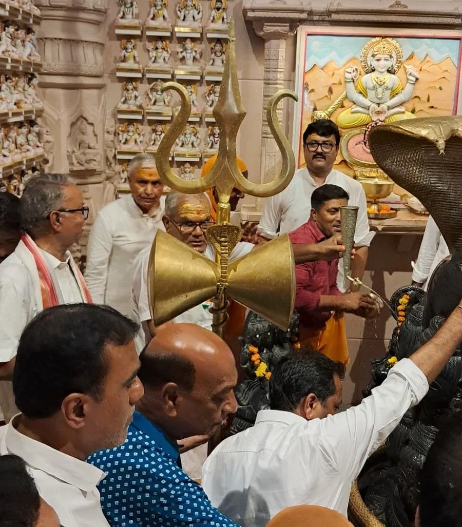 rudra-abhishek-marks-independence-day-at-om-ashram bodyImage