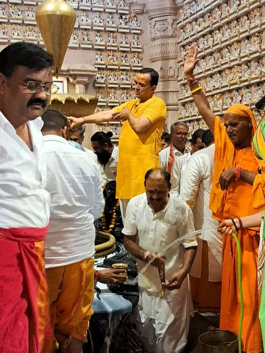 rudra-abhishek-marks-independence-day-at-om-ashram bodyImage