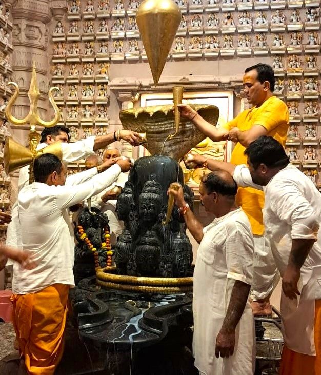 rudra-abhishek-marks-independence-day-at-om-ashram thumbnail