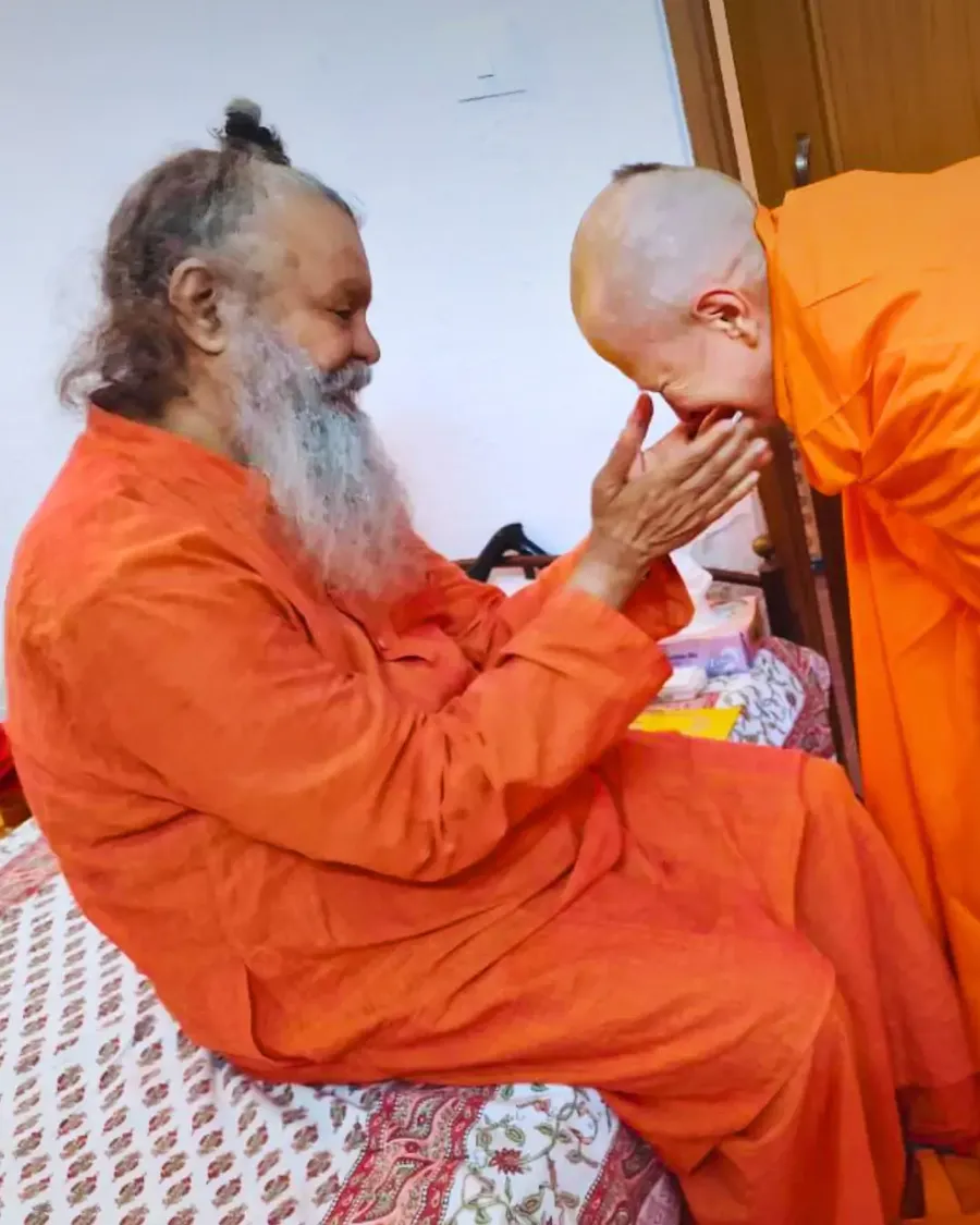 sannyas-diksha-by-the-grace-of-gurudev bodyImage