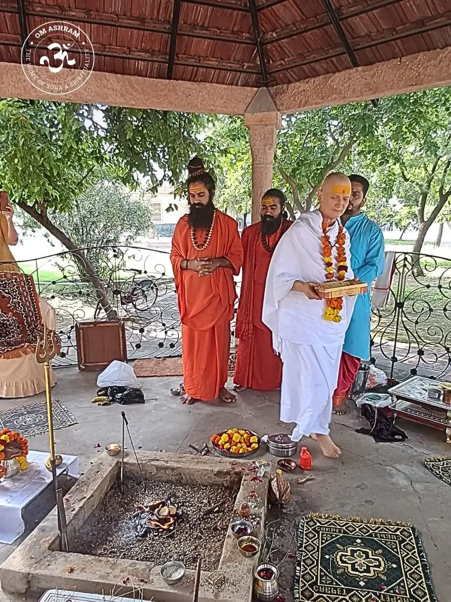 sannyas-diksha-by-the-grace-of-gurudev bodyImage