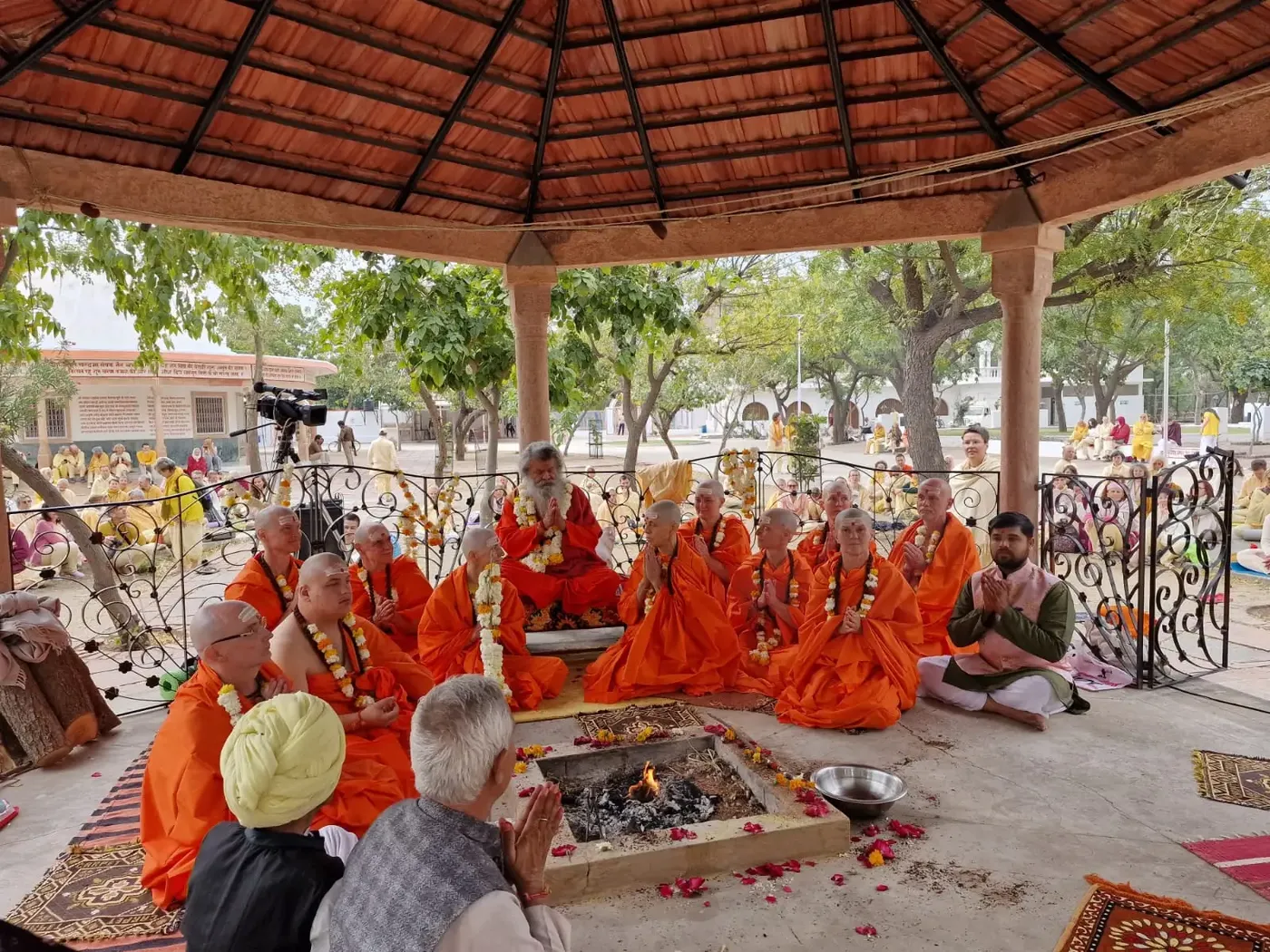sanyas-diksha-in-om-ashram bodyImage