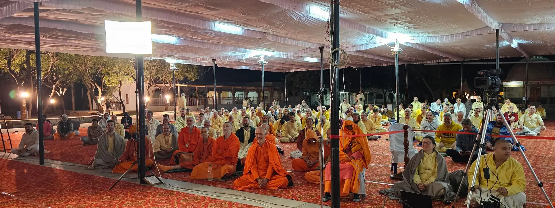 satsang-before-the-opening bodyImage