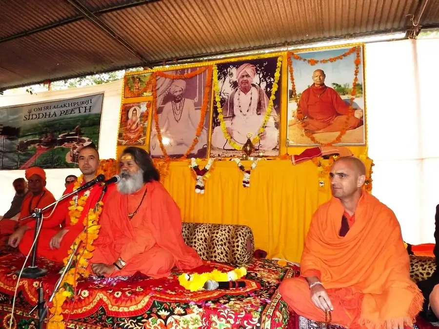 satsang-on-the-10th-anniversary-of-the-mahasamadhi-of-holy-guruji bodyImage