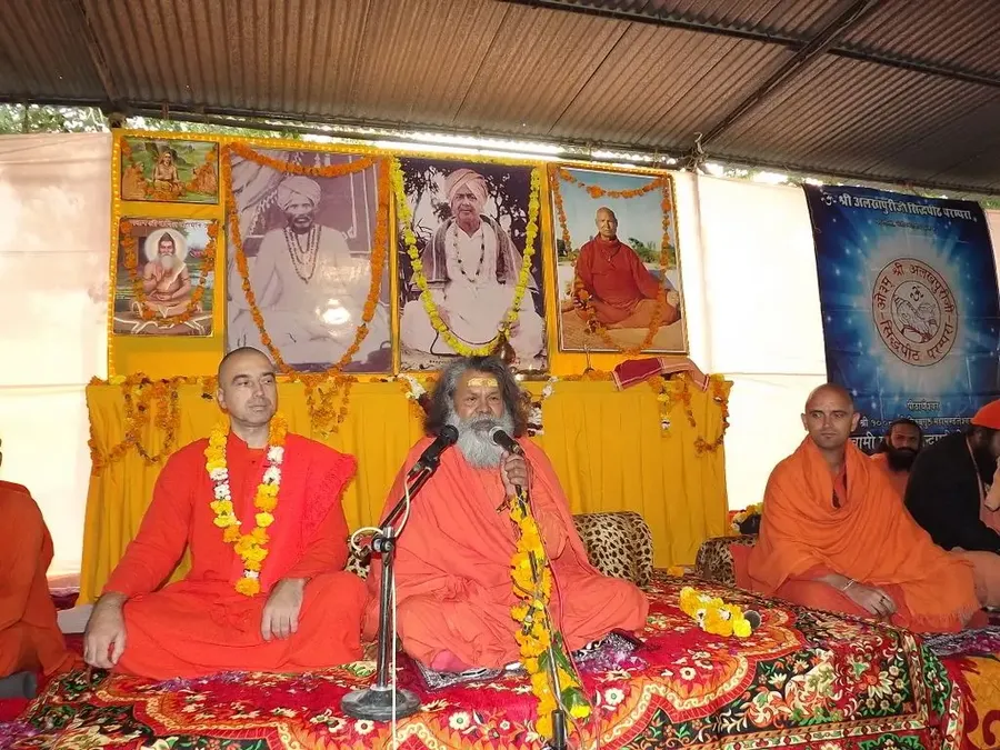 satsang-on-the-10th-anniversary-of-the-mahasamadhi-of-holy-guruji bodyImage