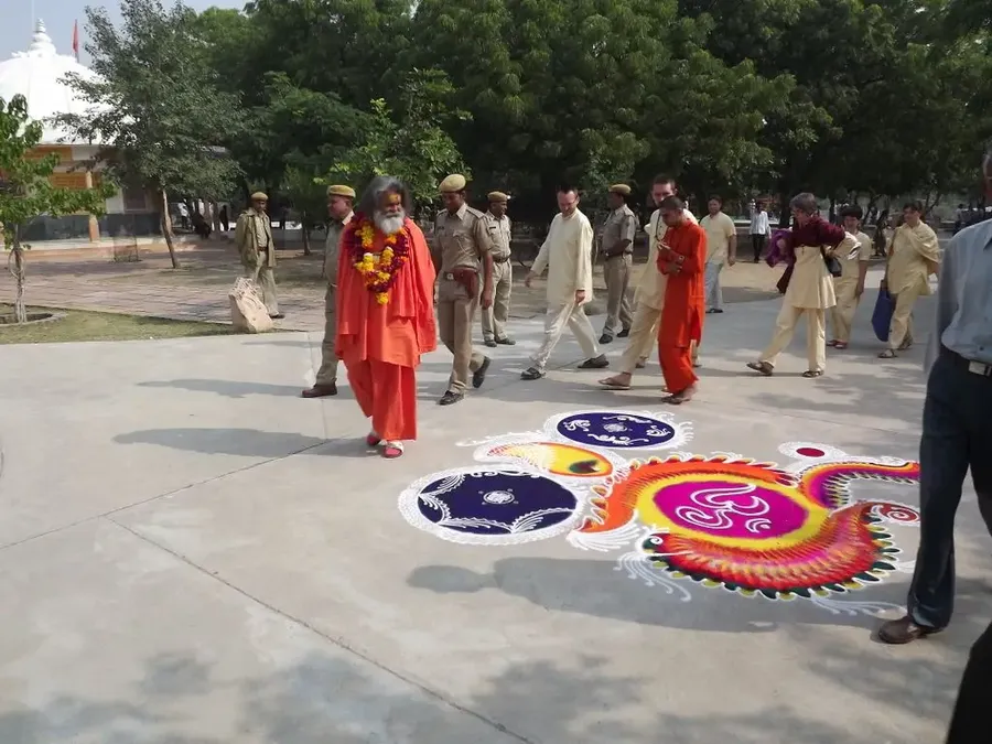 satsang-on-the-10th-anniversary-of-the-mahasamadhi-of-holy-guruji bodyImage