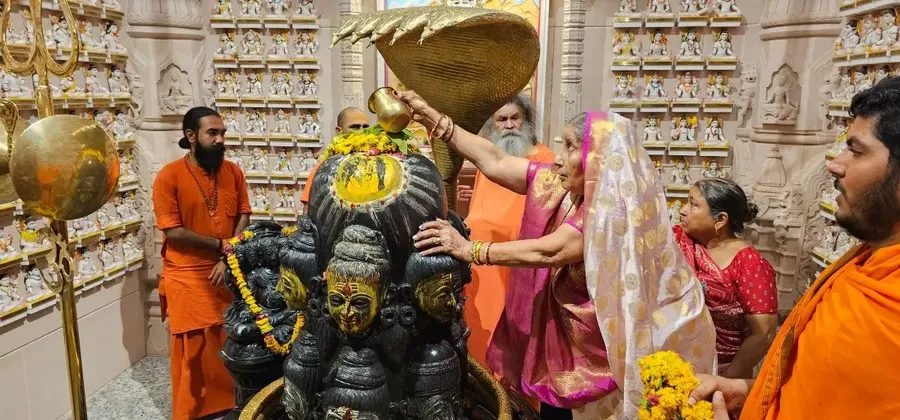 srimati-yashoda-bahin-visits-dwadash-jyotir-ling thumbnailImage