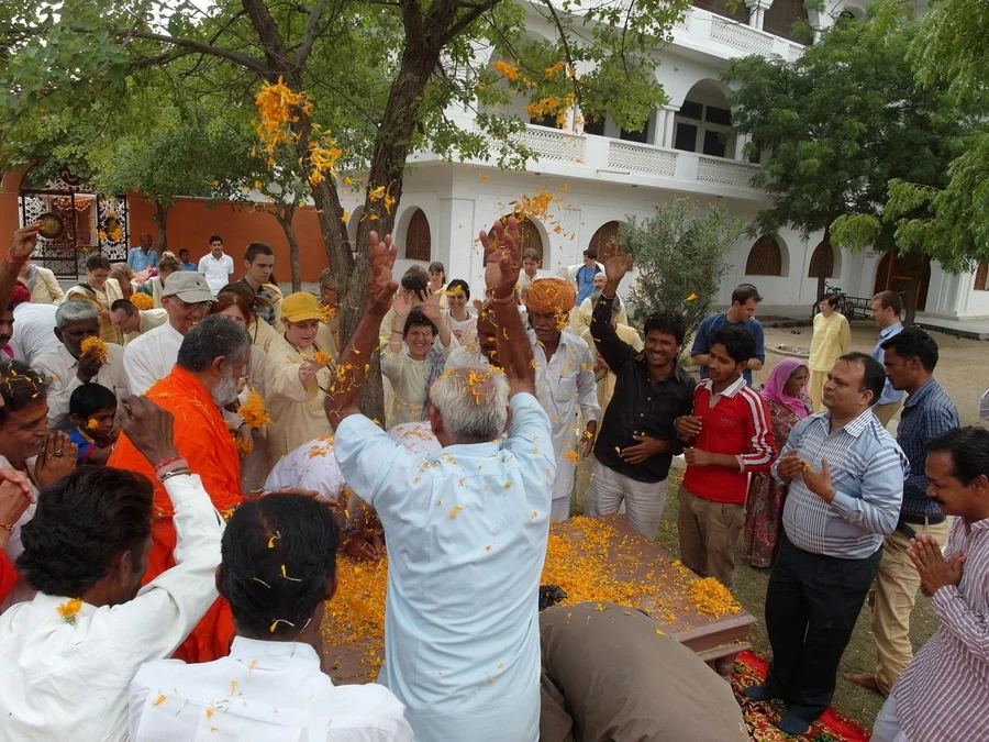 the-arrival-of-sri-mahaprabhuji-to-jadan-ashram bodyImage