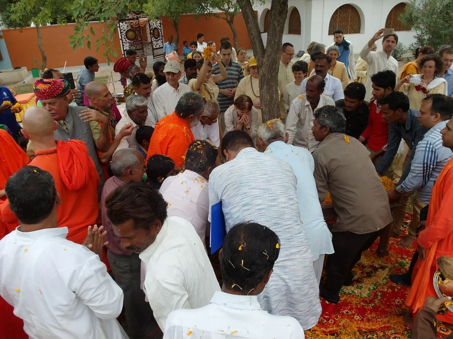 the-arrival-of-sri-mahaprabhuji-to-jadan-ashram bodyImage