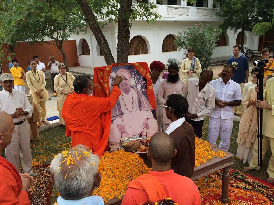 the-arrival-of-sri-mahaprabhuji-to-jadan-ashram bodyImage