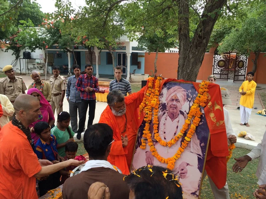 the-arrival-of-sri-mahaprabhuji-to-jadan-ashram bodyImage