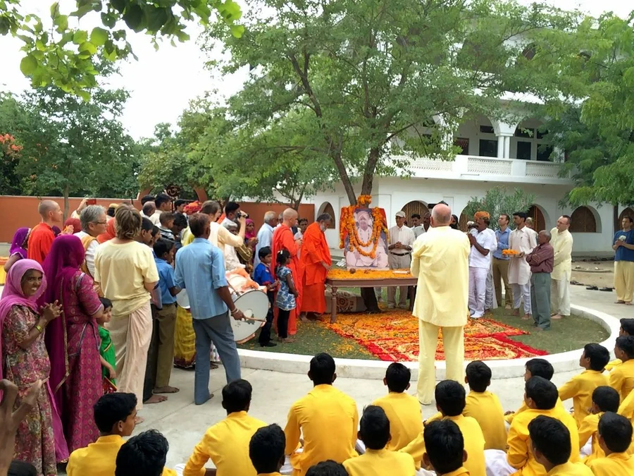 the-arrival-of-sri-mahaprabhuji-to-jadan-ashram bodyImage