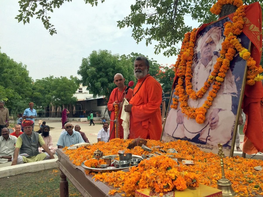 the-arrival-of-sri-mahaprabhuji-to-jadan-ashram bodyImage