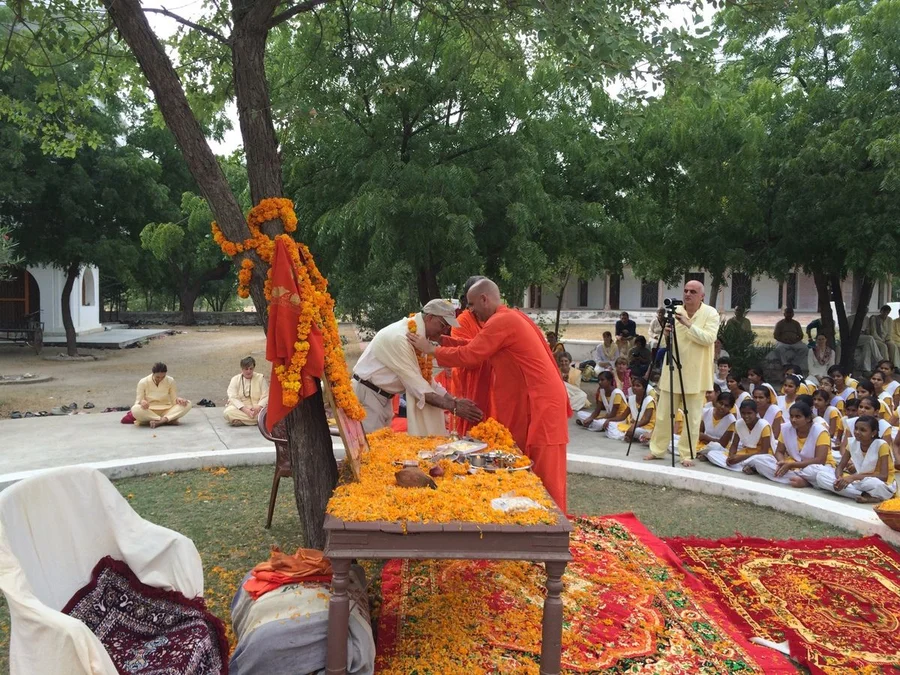 the-arrival-of-sri-mahaprabhuji-to-jadan-ashram bodyImage