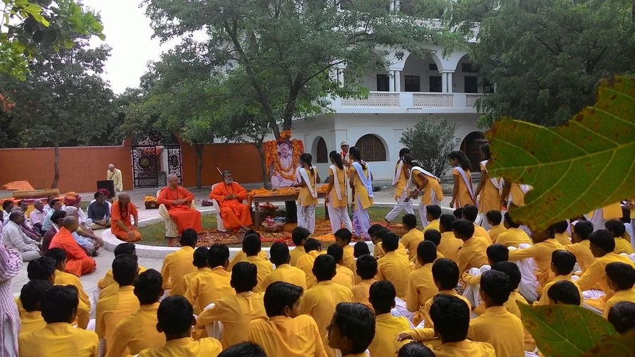 the-arrival-of-sri-mahaprabhuji-to-jadan-ashram bodyImage