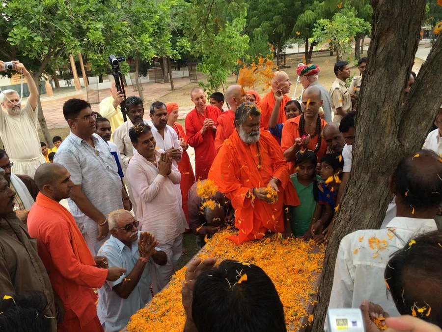 the-arrival-of-sri-mahaprabhuji-to-jadan-ashram bodyImage