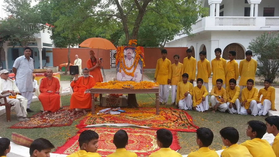 the-arrival-of-sri-mahaprabhuji-to-jadan-ashram bodyImage