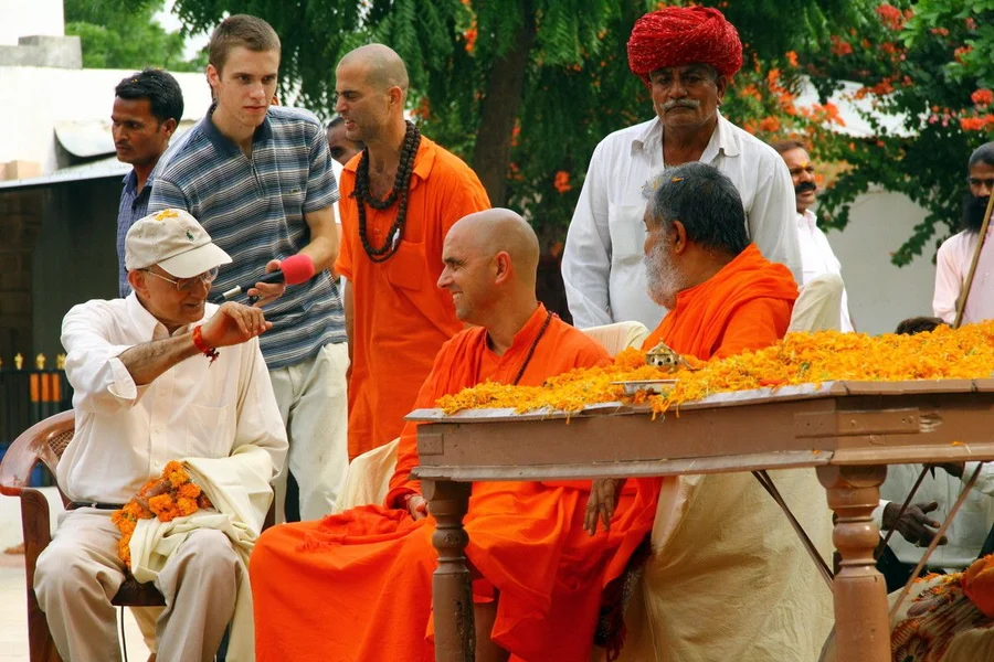 the-arrival-of-sri-mahaprabhuji-to-jadan-ashram bodyImage