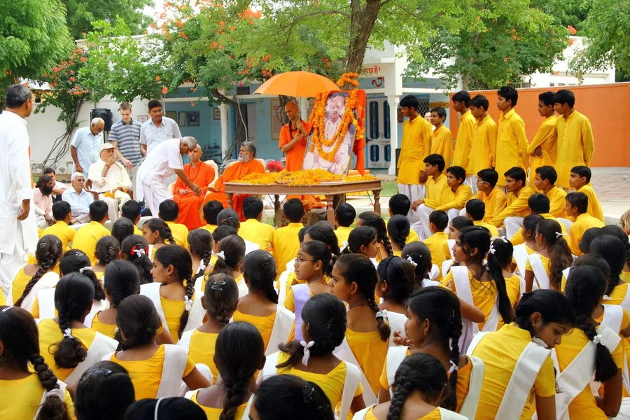 the-arrival-of-sri-mahaprabhuji-to-jadan-ashram bodyImage