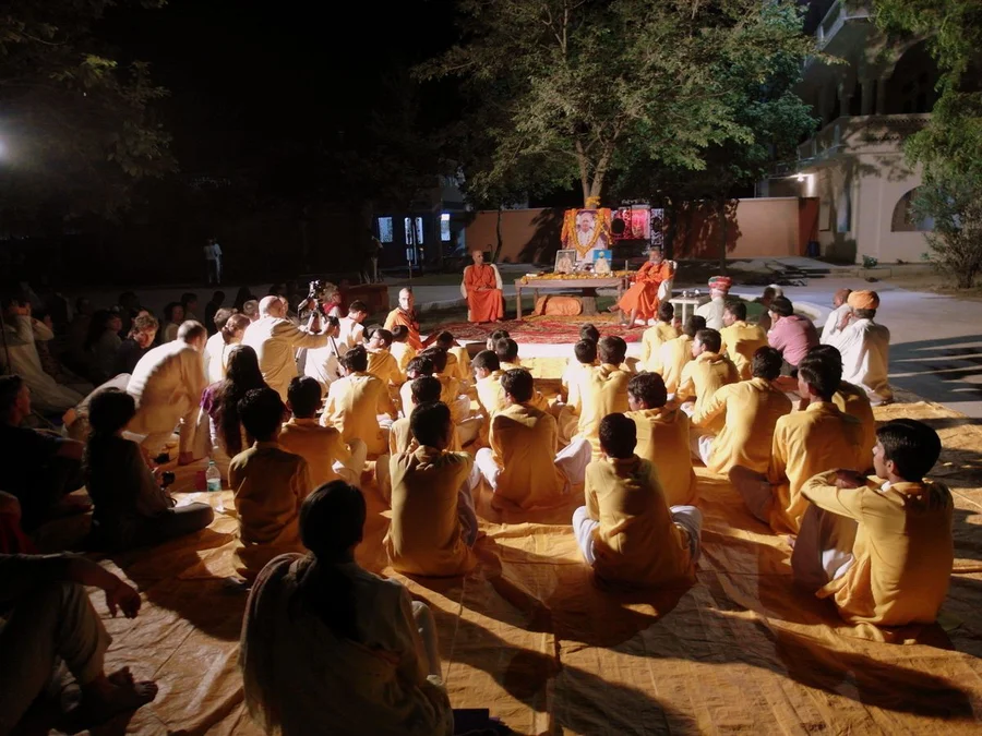 the-arrival-of-sri-mahaprabhuji-to-jadan-ashram bodyImage
