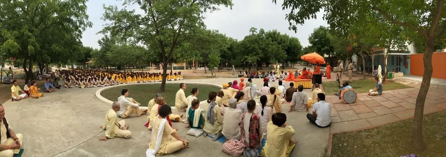 the-arrival-of-sri-mahaprabhuji-to-jadan-ashram bodyImage