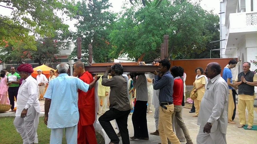 the-arrival-of-sri-mahaprabhuji-to-jadan-ashram bodyImage
