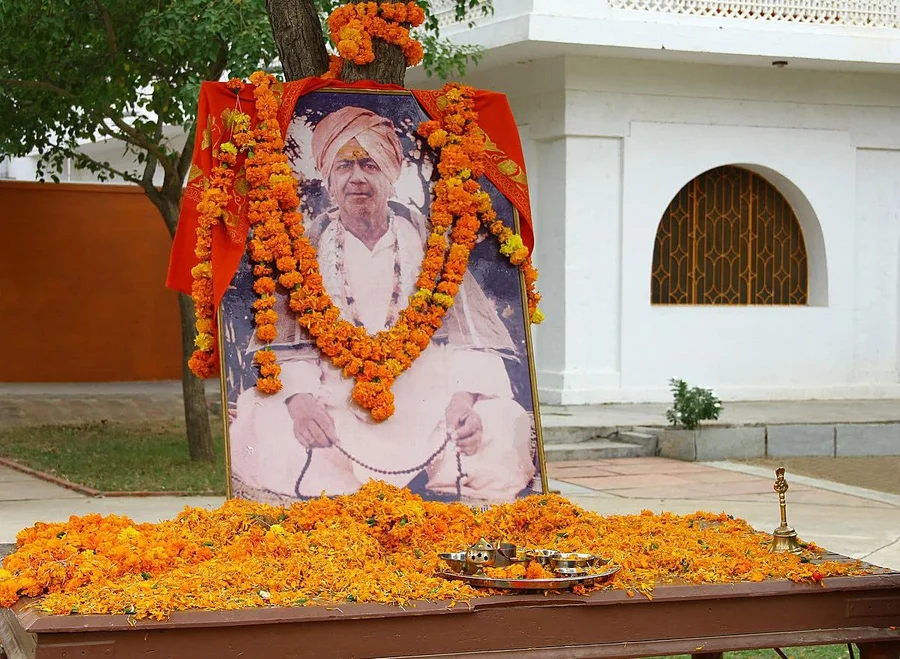 the-arrival-of-sri-mahaprabhuji-to-jadan-ashram thumbnail
