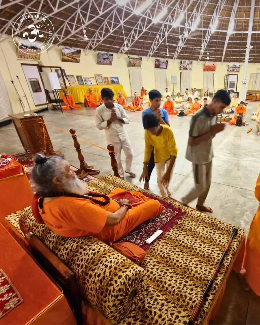 the-light-of-satsang-at-om-ashram bodyImage