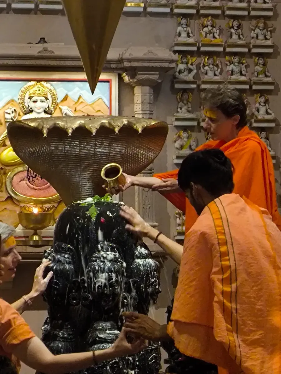 the-power-of-rudra-abhishek-at-om-ashram bodyImage