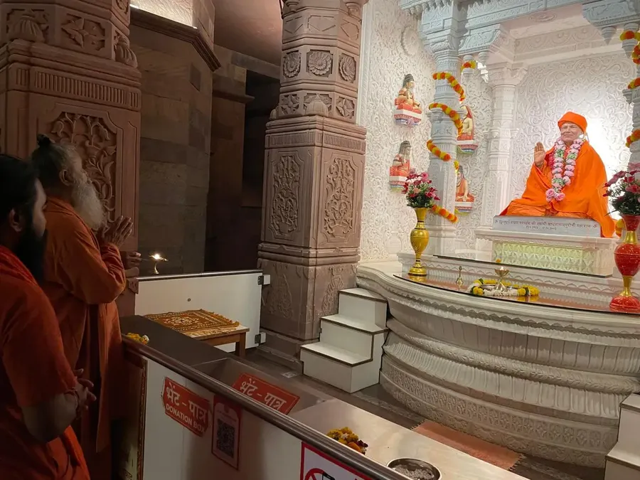 vishwaguru-ji-visits-om-temple bodyImage