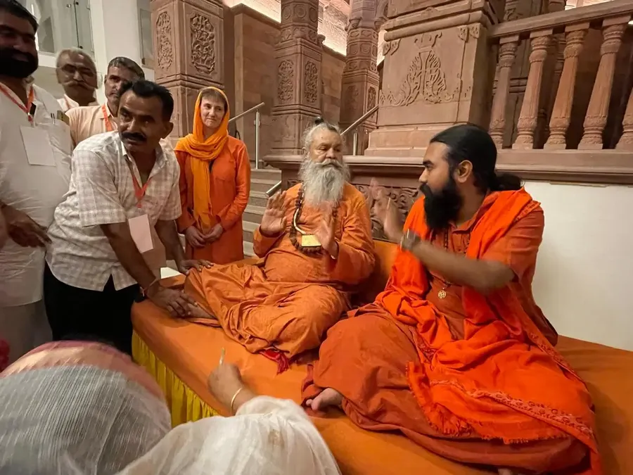 vishwaguru-ji-visits-om-temple bodyImage