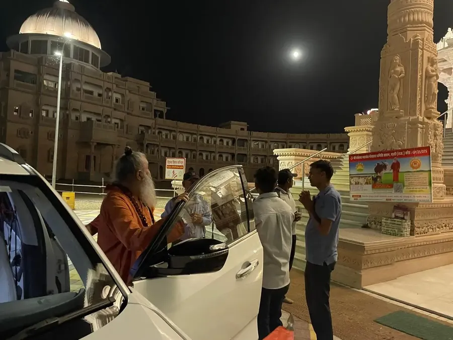 vishwaguru-ji-visits-om-temple mainImage