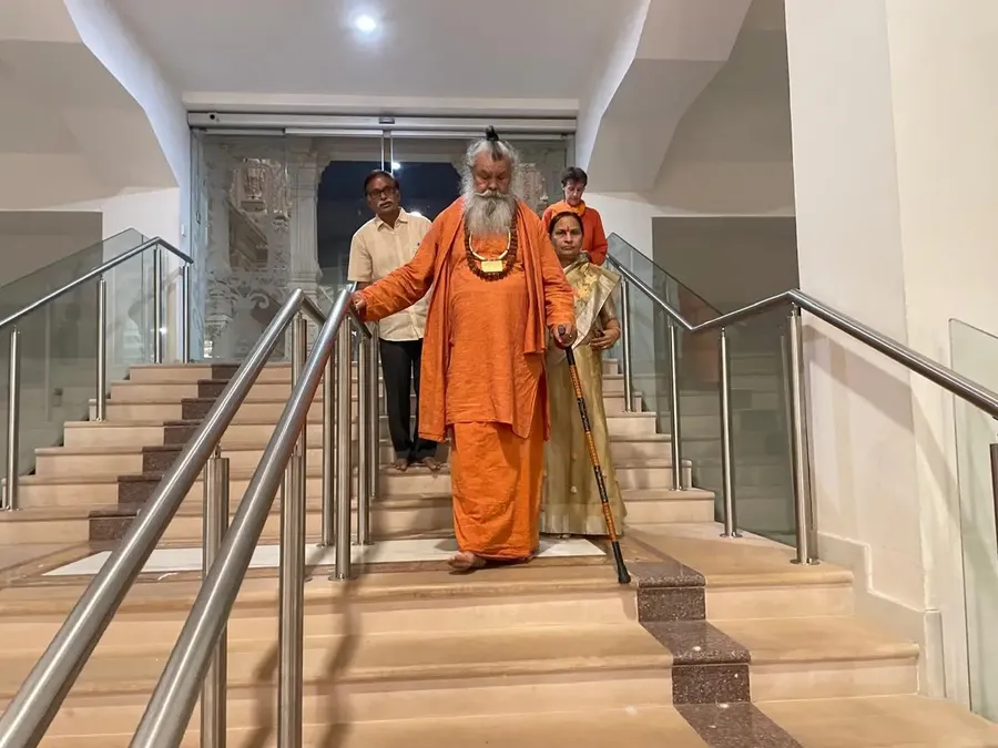 vishwaguru-ji-visits-om-temple bodyImage