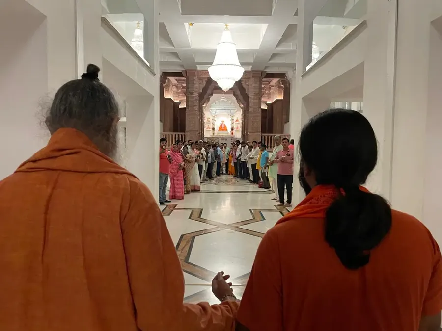 vishwaguru-ji-visits-om-temple bodyImage