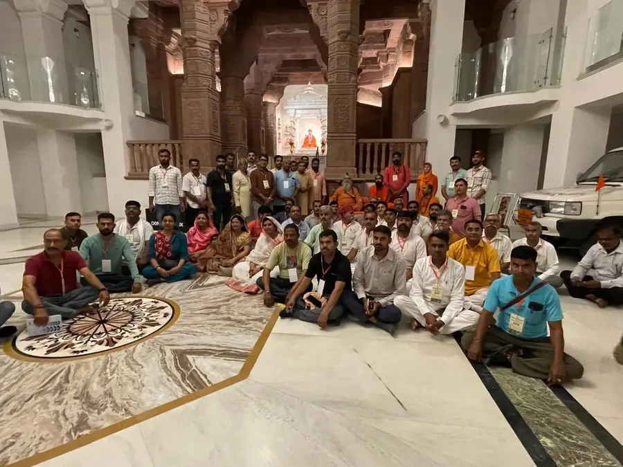 vishwaguru-ji-visits-om-temple bodyImage