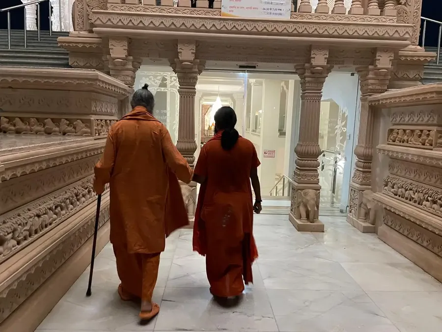 vishwaguru-ji-visits-om-temple bodyImage