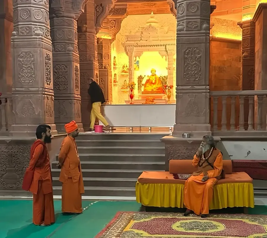 vishwaguruji-in-om-ashram thumbnailImage