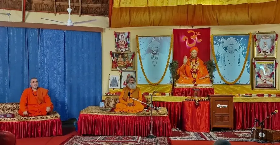 vishwaguruji-in-om-ashram bodyImage