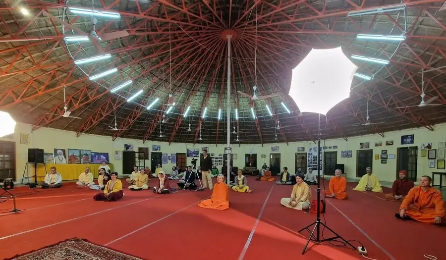 vishwaguruji-in-om-ashram bodyImage