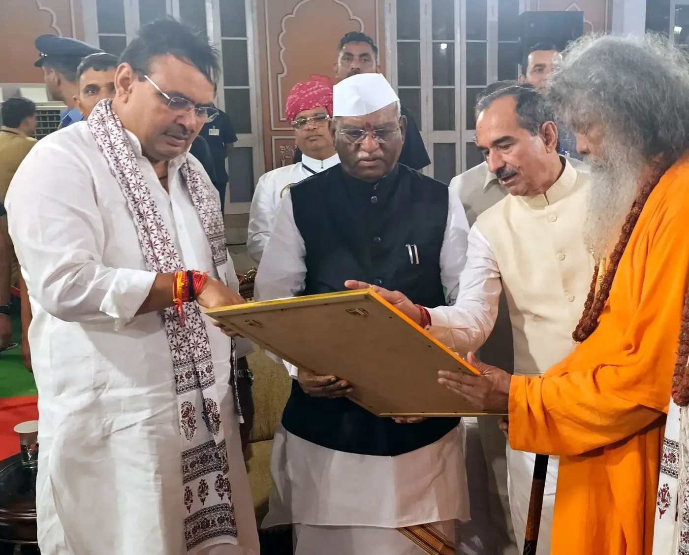 vishwaguruji-meets-honourable-governor-of-rajasthan bodyImage