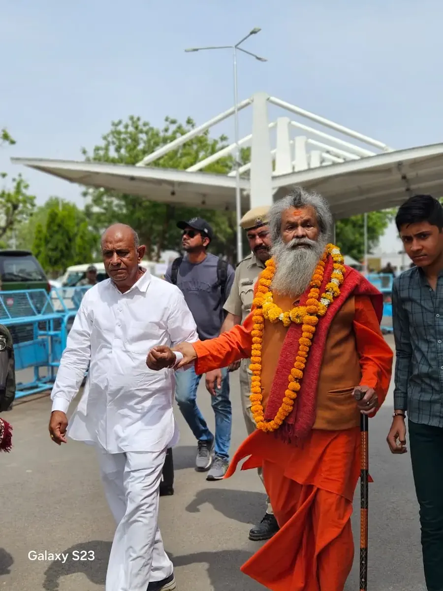 vishwaguruji-returns-to-om-ashram bodyImage