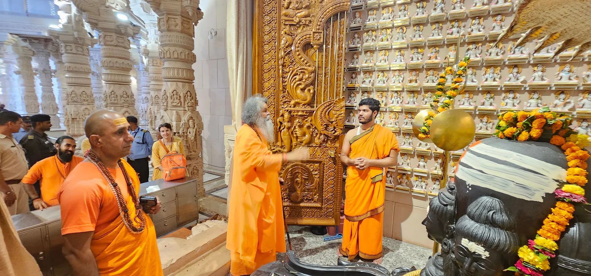 vishwaguruji special visit to shiva temple vishwaguruji-special-visit-to-shiva-temple_8.jpg