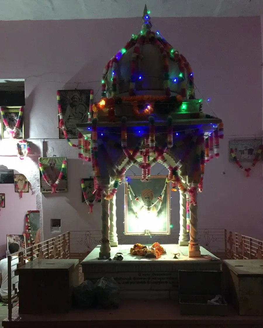 vishwaguruji-visited-khatu-dhuna-ashram bodyImage