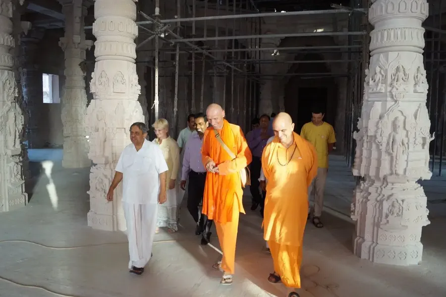 visit-of-dr-h-r-nagendra-to-om-ashram bodyImage