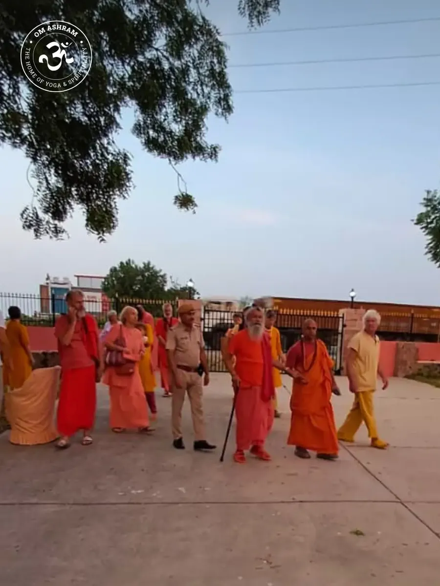 walking-with-gurudev bodyImage