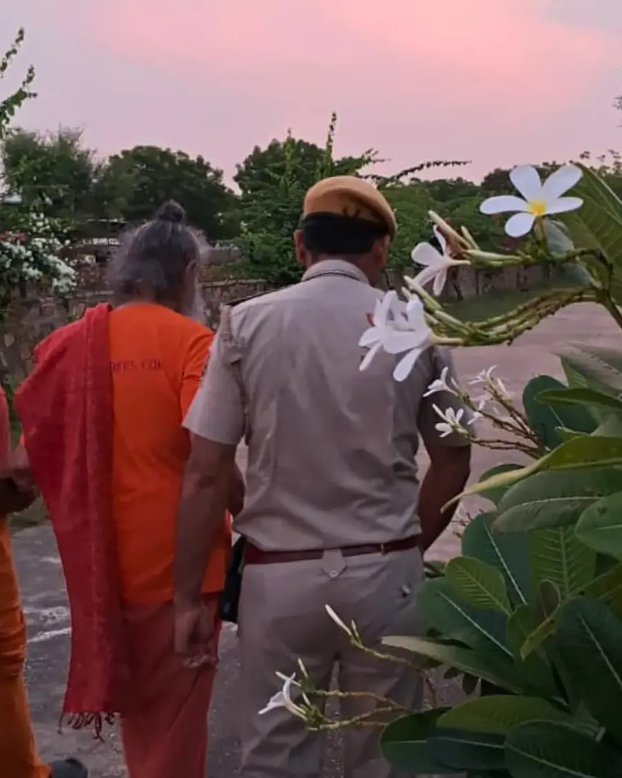 walking-with-gurudev bodyImage